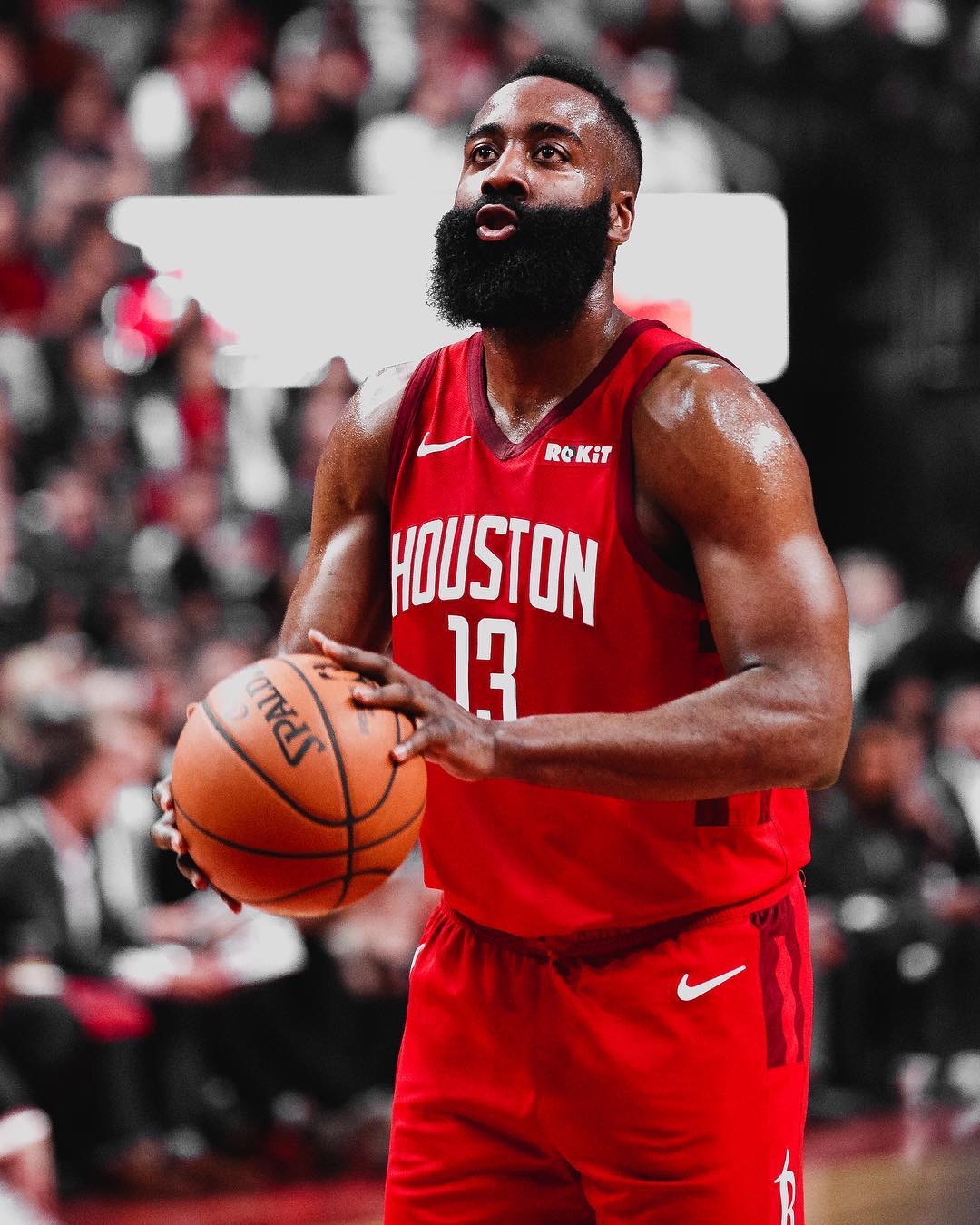 球迷比赛期间骂尤文踢得太烂，斯帕莱蒂回击：你们想怎样？（球迷观赛怒斥尤文表现糟糕，斯帕莱蒂反问：你们还想怎样？）