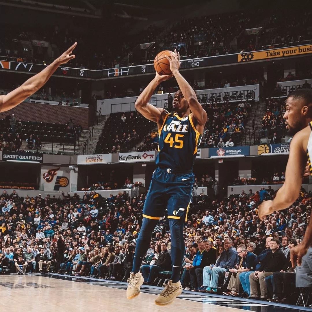 出席白宫晚宴后，C罗与美国防务部长合影（白宫晚宴后，C罗与美国防长合影留念）