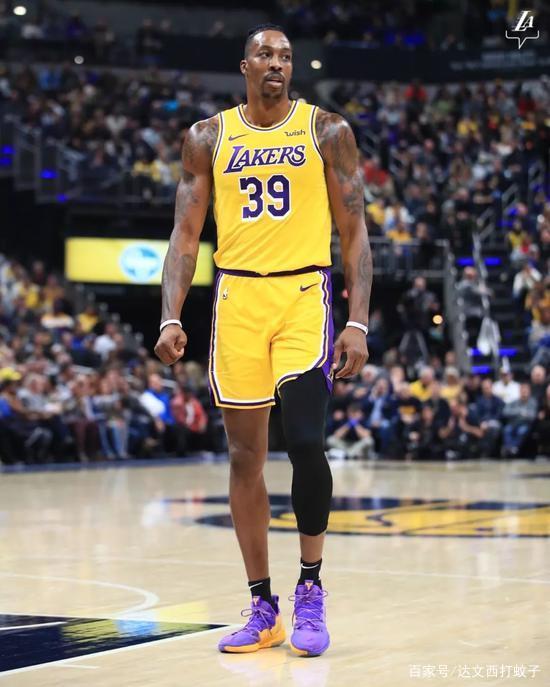 梅西抵达加尔各答开启印度行，当地民众机场迎接陷入疯狂（梅西飞抵加尔各答开启印度之旅，机场粉丝热情沸腾）